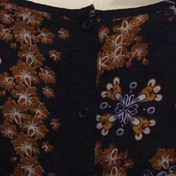 Entro size L design on Navy blue. Sleeve goes below elbow, cuff angle. - Picture 3 of 7